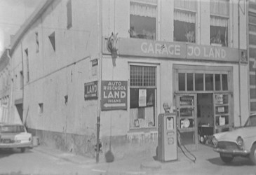 <p>In 1956 had Jo Land een garagebedrijf annex rijschool op de hoek van de Blijmarkt en de Papenstraat (HCO). </p>
